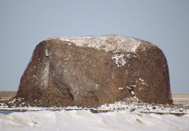 網走港に浮かぶ帽子に似た大岩です。アイヌの伝説では網走を守る神として崇められていました。