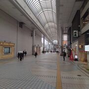秋田駅西口のアーケード商店街