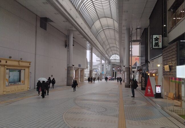 秋田駅西口のアーケード商店街