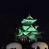 横手の小高い丘にある公園