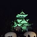 横手の小高い丘にある公園