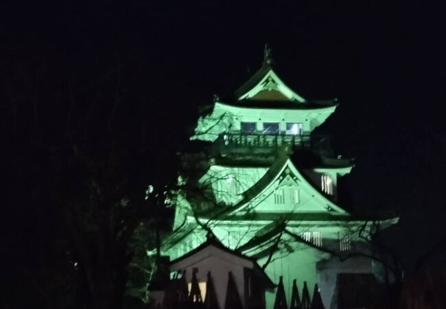 横手の小高い丘にある公園