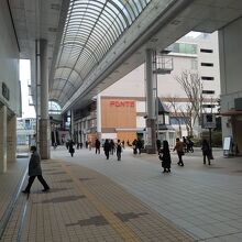 雨に濡れないで駅から行ける