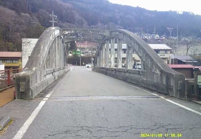 中山道と代官屋敷とを繋ぐ橋です