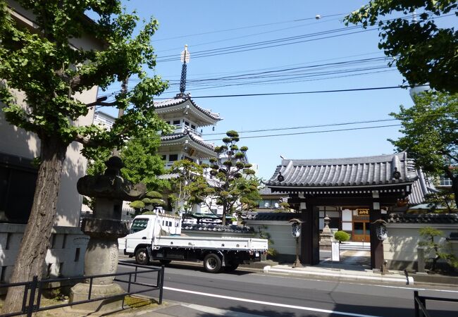 参道の両側にお寺が