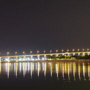 マカオ半島とタイパ島を結ぶ橋。　夜はライトアップがとてもキレイ!