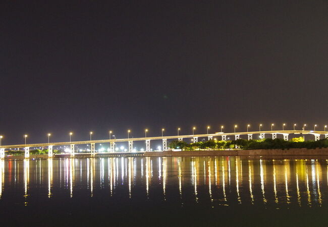マカオ半島とタイパ島を結ぶ橋。　夜はライトアップがとてもキレイ!