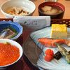 ニセコで高コスパの温泉宿。朝食ビュッフェでは山盛りのイクラ丼を作れます！