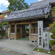 稲荷神社などもある面白い寺