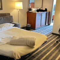 ソファーベッドは柔らかめ、蛇口下に冷蔵庫ある