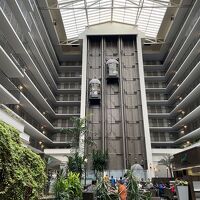 吹き抜けの1階朝食会場と左手にはプール、ジャグジーは人気