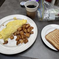 朝食のオムレツは作ってくれる。バナナは人気でした。