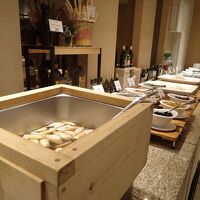 朝食バイキング。手前の魚介スープがおいしい