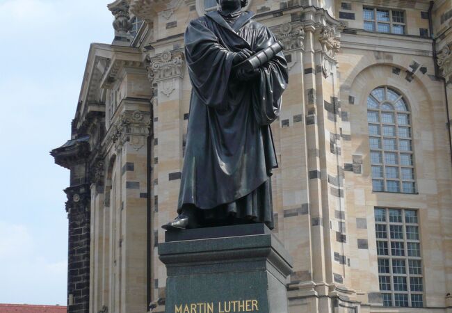 ドレスデン：宗教改革者マルティン・ルターの大きな銅像が聖母教会前に立っている。