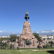 サルタの街のガウチョの英雄 グエメス将軍の像が建っています。