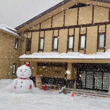 大きな雪だるまがお出迎え