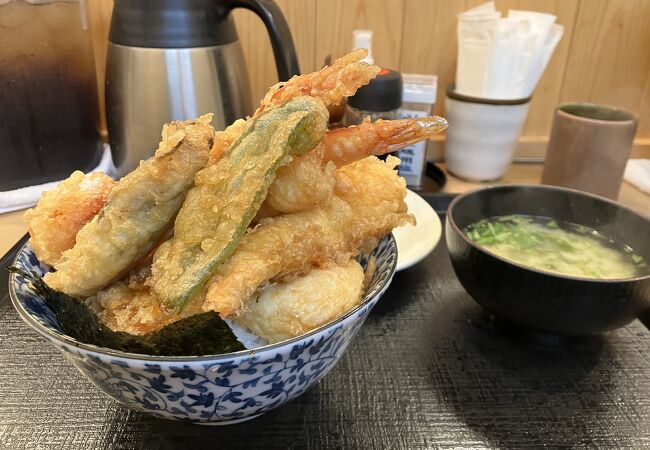 ボリューミーな天丼で満足します