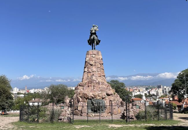 サルタの街のガウチョの英雄 グエメス将軍の像が建っています。