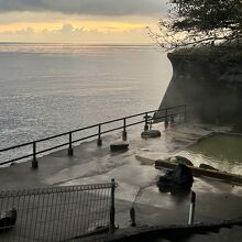 男女混浴の露天風呂、街灯がないので暗くなったら危ない