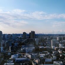 大きな窓から埼玉新都心に、小さく見えるのが新宿