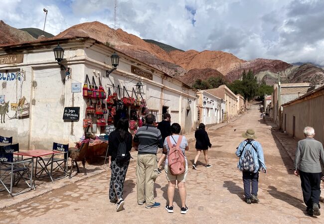 カラフルな地層の風景と古代からの交通交易の要所としての遺跡により世界遺産に登録されています