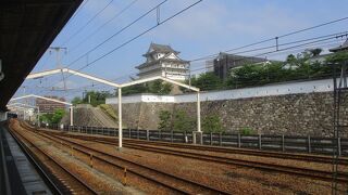 駅のホームから見えるお城