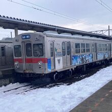 黒石駅。元東急東横線の電車が活躍。