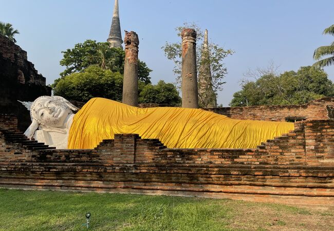 塔の近くに横たわる涅槃仏