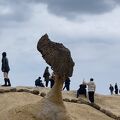 大勢の観光客が「女王頭」/ クイーンズヘッド　を見に野柳地質公園を訪れます。