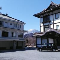 本館と別館の間に男体山が見えます