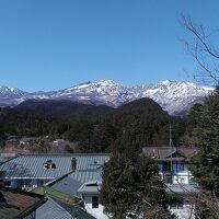 夏はプールがあるホテル最上部の竜宮からの日光の山並み