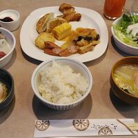 和食中心の庄やの朝食、刺身に鯛のあら煮が美味しかったです
