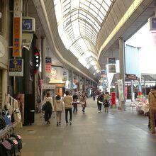 広々としたアーケード商店街