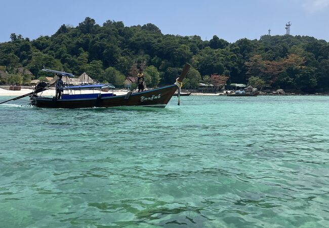 白い砂浜に透き通った海