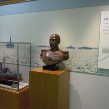 東郷平八郎提督の胸像と軍艦