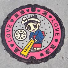 徳川八代将軍御汲上げの碑と熱の湯とセブンイレブンの間です