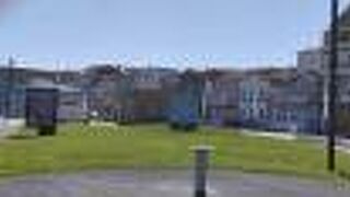 ストライプの家々が並ぶ