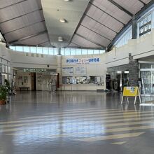 本部港フェリーターミナル、内部の様子。