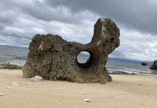 不思議な形の岩