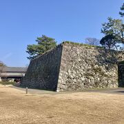 天守台跡と鯱の門が残っています