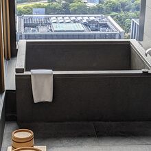 東京駅を望みながらソルトバスに入る。