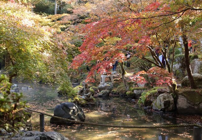 随所に紅葉があり、煙の演出もあります。