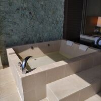 部屋のバルコニーのバスタブ