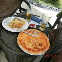 プールサイドのランチ