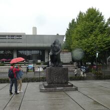 ロダンの考える人の向こうの東京文化会館