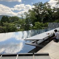 外に出ると、足湯があります。タオルも置いてあります