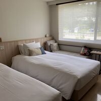 できて間もないから、きれいなんだけど・・・窓の外は駐車場・・