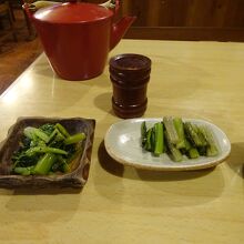 まずは出てくる漬物。野沢菜でした。長野県ですねえ。