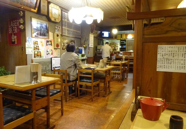 一時期店名が話題になりましたが、普通の町の中の食堂です