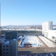 駅側はコインパーキングになっているので、駅がよく見える。